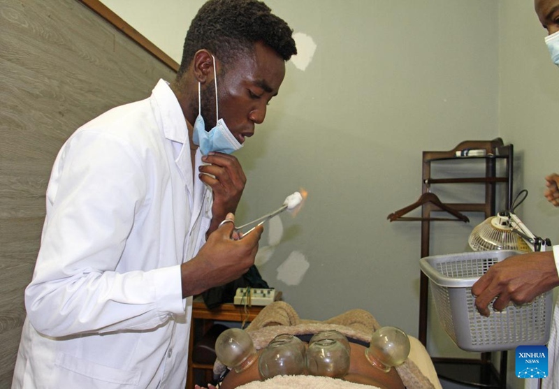 Daktari mwenyeji wa Namibia Tileinge Hapulile anayefanya mazoezi akitoa matibabu ya acupuncture huko Windhoek, Namibia Agosti 31, 2023. (Picha na Musa C Kaseke/Xinhua)