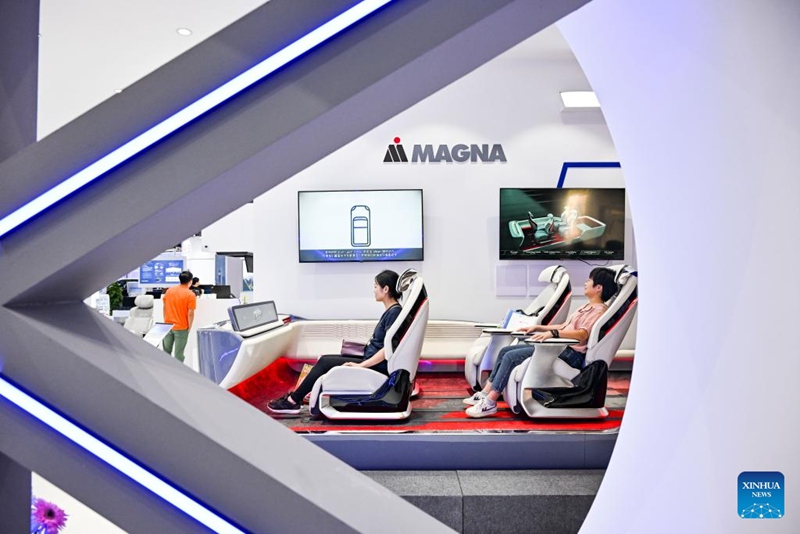 Watembeleaji wa maonyesho wakionekana kwenye Sehemu ya Kukaa madereva na wahudumu inayotumia Teknolojia za Akili Bandia kwenye Maonyesho ya Teknolojia za Kisasa ya China Mwaka 2023 (Smart China Expo 2023) yanayofanyika Mji wa Chongqing, Kusini-Magharibi mwa China, Septemba 4, 2023. (Xinhua/Wang Quanchao)
