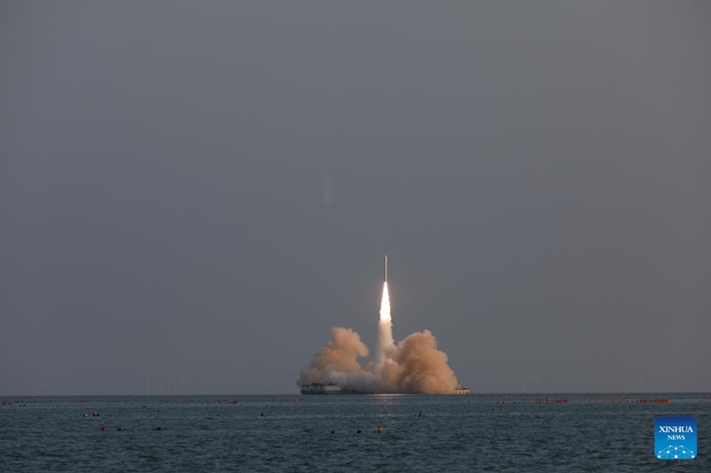Roketi ya kibiashara iliyobeba satelaiti nne ya CERES-1,  ikirushwa kutoka kwenye eneo la maji pembezoni mwa Haiyang, mji wa pwani katika Mkoa wa Shandong, Mashariki mwa China, Septemba 5, 2023. (Picha na An Di/Xinhua)