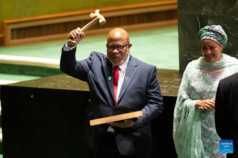 Dennis Francis (Kushoto), Mwenyekiti wa Baraza Kuu la 78 la Umoja wa Mataifa akiwa amenyanyua siwa baada ya kula kiapo cha madaraka kwenye makao makuu ya Umoja wa Mataifa mjini New York, Septemba 5, 2023. (Xinhua/Xie E)