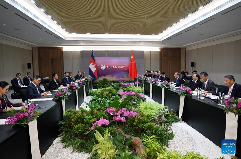 Waziri Mkuu wa China Li Qiang akikutana na Waziri Mkuu wa Cambodia Hun Manet  katika wakati wa mikutano ya viongozi kuhusu ushirikiano wa Asia Mashariki mjini Jakarta, Indonesia, Septemba 6, 2023. (Xinhua/Zhang Ling)
