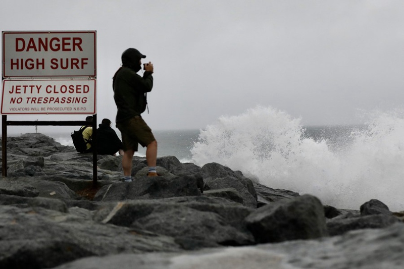 Mtu akipiga picha za mawimbi makubwa ya bahari kwenye Fukwe ya Newport, California, Marekani, Agosti 20, 2023. (Xinhua)