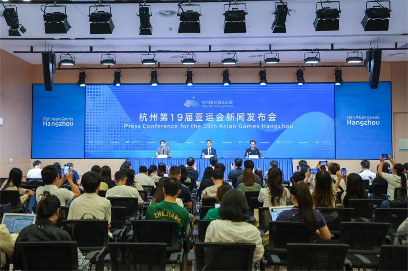 Mkutano na waandishi wa habari wa mbio za kukimbiza kwa kupokezana mwenge wa Michezo ya 19 ya Asia ya Hangzhou ukifanyika kwenye Kituo Kikuu cha Habari cha Michezo ya Asia ya Hangzhou, huko Hangzhou, China, Septemba 6, 2023. (Xinhua/Jiang Han)