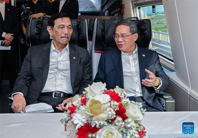Waziri Mkuu wa China Li Qiang ambaye yuko ziarani nchini Indonesia, akifuatana na Mratibu wa Ushirikiano kati ya Indonesia na China na Waziri Mratibu wa Masuala ya Bahari na Uwekezaji Luhut Binsar Pandjaitan, akikagua Reli ya mwendo kasi ya Jakarta-Bandung nchini Indonesia, Septemba 6, 2023. (Xinhua/Rao Aimin)