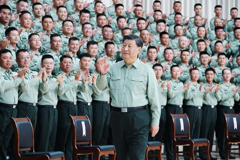 Rais Xi Jinping wa China, ambaye pia ni Katibu Mkuu wa Kamati Kuu ya Chama cha Kikomunisti cha China (CPC) na Mwenyekiti wa Kamati Kuu ya Kijeshi ya China (CMC), akikutana na wajumbe wa Jeshi la Kundi la 78, alipokagua Jeshi la Kundi la 78, Septemba 8, 2023. (Xinhua/Li Gang)