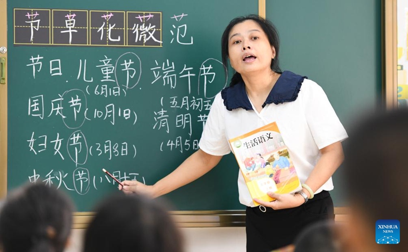 Fu Yaohui akifundisha somo kwenye Shule ya Wanafunzi wenye Mahitaji Maalum ya Hainan (Haikou) huko Haikou, Mkoa wa Hainan Kusini mwa China, Septemba 6, 2023.  (Xinhua/Yang Guanyu)