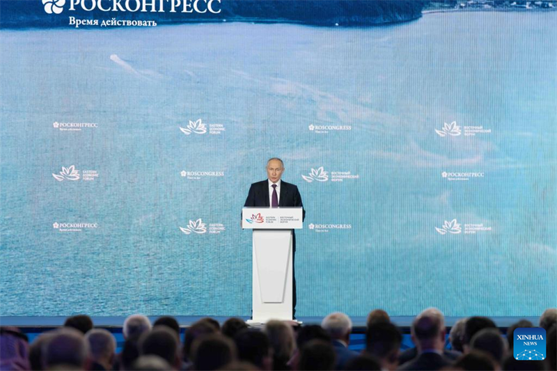Rais Vladimir Putin wa Russia akizungumza kwenye kikao cha wajumbe wote wa Baraza la 8 la Uchumi la Mashariki (EEF) mjini Vladivostok, Russia, Septemba 12, 2023. (Picha na Guo Feizhou/Xinhua)