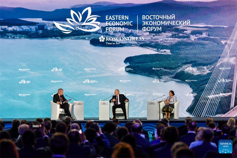 Rais Vladimir Putin wa Russia (kati) akizungumza kwenye mkutano wa wajumbe wote wa Baraza la 8 la Uchumi la Mashariki (EEF) mjini Vladivostok, Russia, Septemba 12, 2023. (Xinhua/Cao Yang)