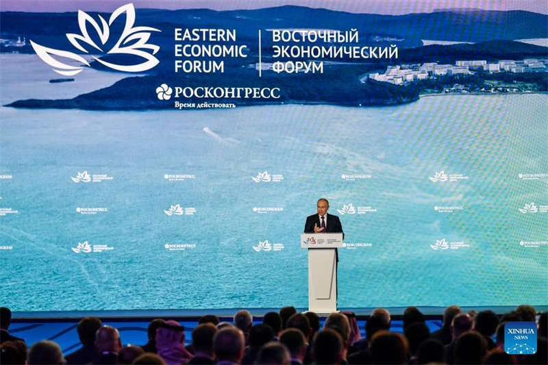 Rais Vladimir Putin wa Russia (kati) akizungumza kwenye mkutano wa wajumbe wote wa Baraza la 8 la Uchumi la Mashariki (EEF) mjini Vladivostok, Russia, Septemba 12, 2023. (Xinhua/Cao Yang)