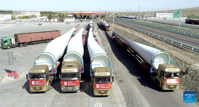 Picha hii ya angani iliyopigwa Aprili 2020 ikionyesha malori yaliyobeba shehena ya vifaa kutoka Kampuni ya Nishati ya Universal ya China, mtengenezaji wa nishati safi kwa ajili ya mradi wa kuzalisha umeme wa Megawati 50 kwa upepo huko Kostanay, Kazakhstan. (Xinhua)