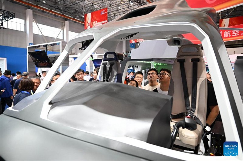 Watu wakitembelea Maonyesho ya 6 ya Helikopta ya China yanayofanyika katika Mji wa Tianjin, Kaskazini mwa China, Septemba 14, 2023., Maonesha hayo yakiangazia uvumbuzi, maendeleo na ushirikiano wenye manufaa kwa pande zote.Yakichukua eneo lenye ukubwa wa mita za mraba takriban 160,000, maonyesho hayo ya siku nne, yameonesha helikopta na droni 65,  yakivutia kampuni zaidi ya 350 kuonyesha bidhaa zao, zikiwemo kampuni nyingi ambazo ni watengenezaji wakubwa wa helikopta duniani. (Xinhua/Zhao Zishuo)
