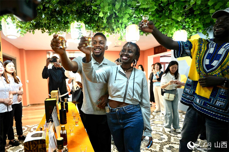 Katika Picha：washiriki wa “Simulizi yangu ya maandishi ya Kichina Hanzi”ya Mwaka 2023 wajionea maisha mapya kijijini