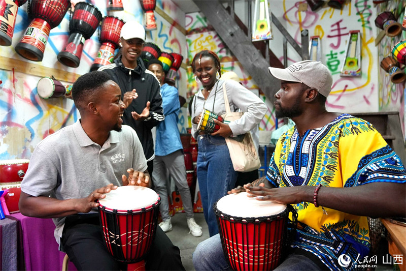 Katika Picha：washiriki wa “Simulizi yangu ya maandishi ya Kichina Hanzi”ya Mwaka 2023 wajionea maisha mapya kijijini