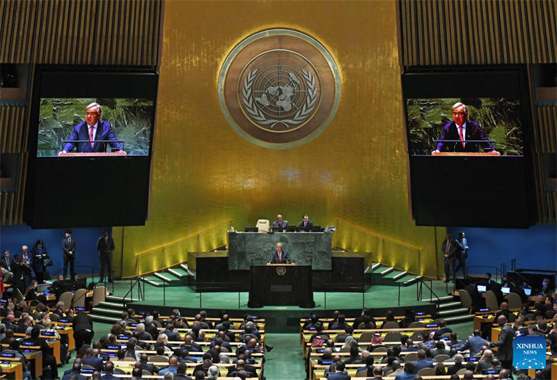 Katibu Mkuu wa Umoja wa Mataifa Antonio Guterres (kwenye mimbari na kwenye skrini) akizungumza katika ufunguzi wa Mjadala Mkuu wa Kikao cha 78 cha Baraza Kuu la Umoja wa Mataifa kwenye makao makuu ya Umoja wa Mataifa mjini New York, Septemba 19, 2023. (Xinhua/ Li Rui)