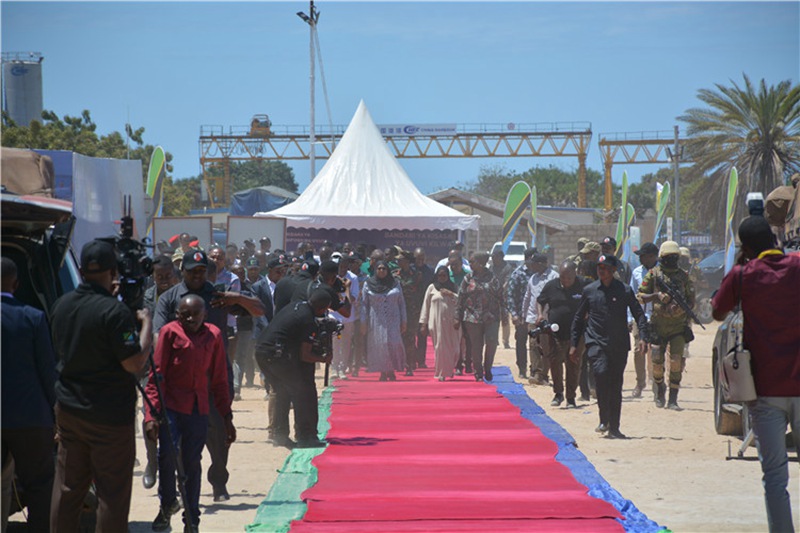 Hafla ya Uwekaji wa Jiwe la Msingi kwenye Mradi wa Bandari ya Uvuvi ya Kilwa, Tanzania unaojengwa na Kampuni ya China yafanyika