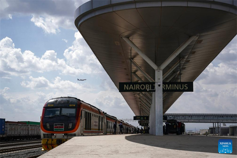 Picha hii iliyopigwa Septemba 20, 2023 ikionyesha treni inayoelekea Mombasa ikingoja kwenye Stesheni Kuu ya Nairobi ya reli ya SGR ya Mombasa-Nairobi iliyojengwa na China jijini Nairobi, Kenya.  (Xinhua/Han Xu)