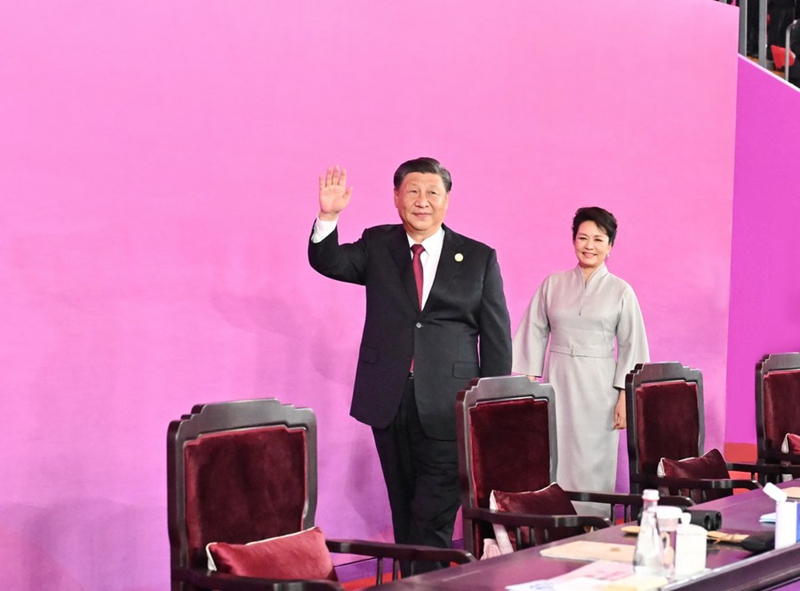 Rais wa China Xi Jinping akipunga mkono kwenye sherehe za  kufunguliwa kwa Michezo ya 19 ya Asia huko Hangzhou, Mji Mkuu wa Mkoa wa Zhejiang, Mashariki mwa China, Septemba 23, 2023. (Xinhua/Yue Yuewei)