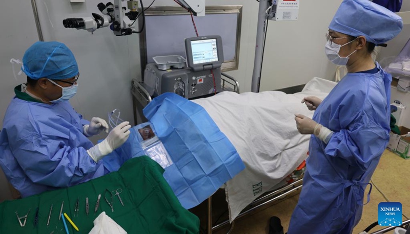 Madaktari wawili wa China wakimfanyia upasuaji mgonjwa wa mtoto wa jicho katika Hospitali ya LEKMA mjini Accra, Ghana, Septemba 20, 2023. (Picha na Seth/Xinhua)