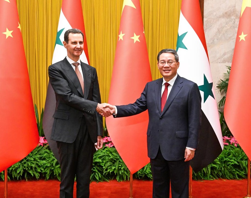 Waziri Mkuu wa China Li Qiang akikutana na Rais wa Syria Bashar al-Assad kwenye Jumba la Mikutano ya Umma la Beijing, China, Septemba 25, 2023. Rais wa Syria aliwasili China  kushiriki kwenye sherehe za  kufunguliwa kwa Michezo ya 19 ya Asia iliyofanyika Hangzhou, Mji Mkuu wa Mkoa wa Zhejiang, Mashariki mwa China. (Xinhua/Rao Aimin)