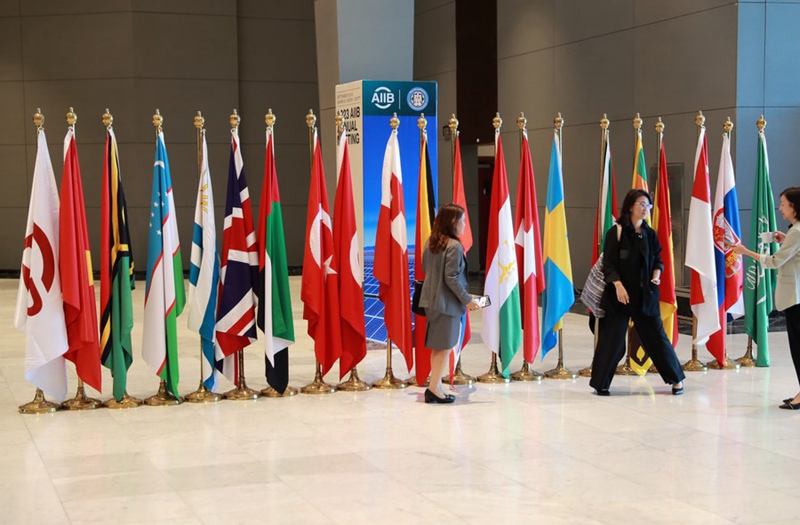 Washiriki wakionekana katika picha kwenye mkutano wa nane wa kila mwaka wa Benki ya Uwekezaji wa Miundombinu ya Asia (AIIB) mjini Sharm El-Sheikh, Misri, Septemba 26, 2023. (Xinhua/Sui Xiankai)