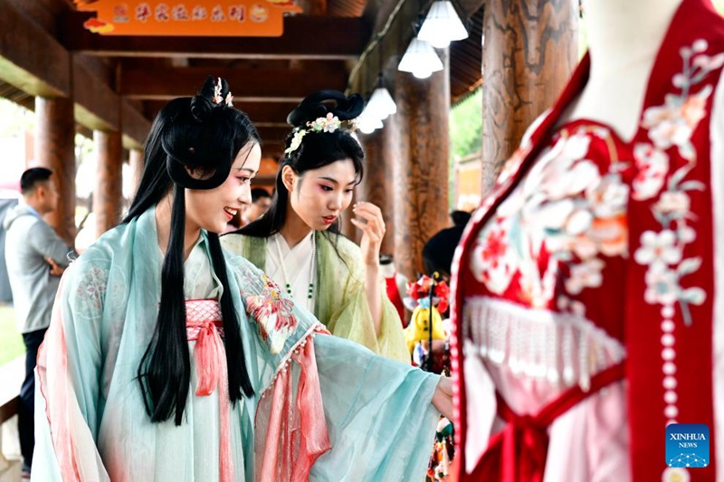 Watu wakitembelea maonyesho ya kazi za mikono kwenye Kongamano la Tisa la Nishan kuhusu Ustaarabu wa Dunia huko Qufu, Mkoa wa Shandong, Mashariki mwa China, Septemba 26, 2023. (Xinhua/Guo Xulei)