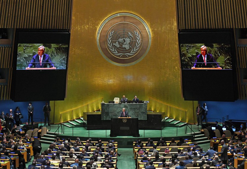 Katibu Mkuu wa Umoja wa Mataifa Antonio Guterres (kwenye jukwaa na kwenye skrini) akizungumza katika ufunguzi wa Mjadala Mkuu wa Mkutano wa 78 wa Baraza Kuu la Umoja wa Mataifa kwenye makao makuu ya Umoja wa Mataifa mjini New York, Septemba 19, 2023. (Xinhua/ Li Rui)