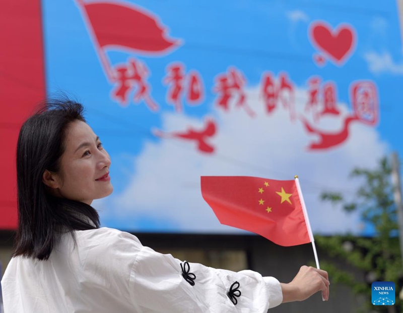 Watu wakifurahia Siku ya Taifa la China katika sehemu mbalimbali kote nchini China