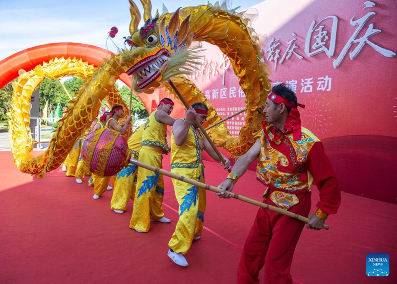 Watu wakifurahia Siku ya Taifa la China katika sehemu mbalimbali kote nchini China