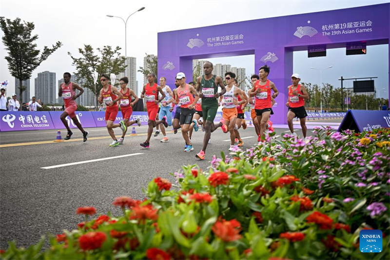 Wanariadha wakishindana kwenye Fainali za Mbio za Marathoni kwa Wanaume katika Michezo ya 19 ya Asia huko Hangzhou, Mkoa wa Zhejiang, Mashariki mwa China, Oktoba 5, 2023. (Xinhua/Jiang Han)