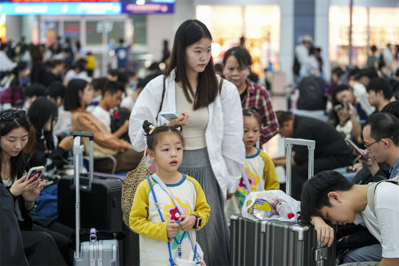 Abiria wakisubiri treni kwenye ukumbi wa abiria kusubiri kupanda treni wa Stesheni ya Reli ya Chongqing Kaskazini huko Chongqing, Kusini-Magharibi mwa China, Septemba 29, 2023. (Xinhua/Liu Chan)