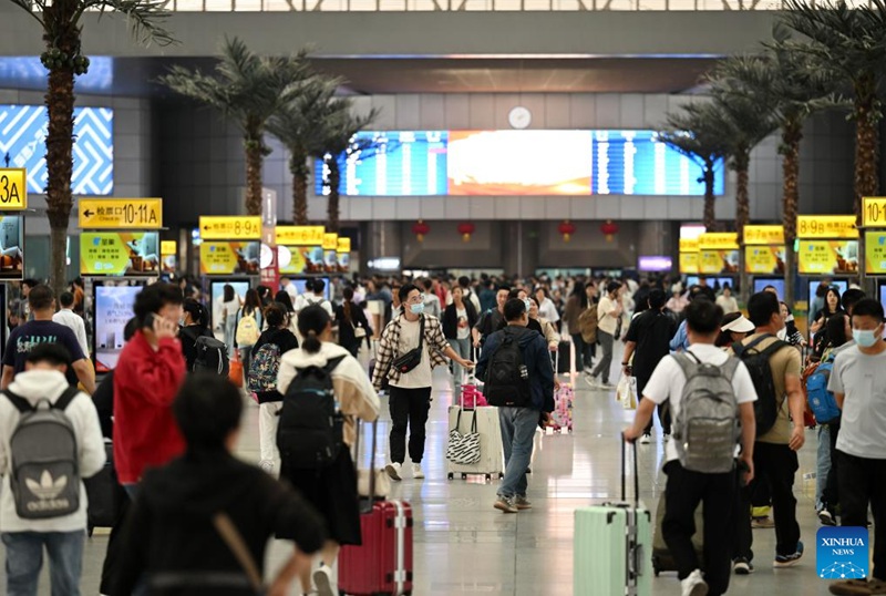 Wasafiri wakionekana katika ukumbi wa abiria kusubiri kupanda treni wa Stesheni ya Reli ya Tianjin katika Mji wa Tianjin, Kaskazini mwa China, Oktoba 6, 2023. (Xinhua/Zhao Zishuo)