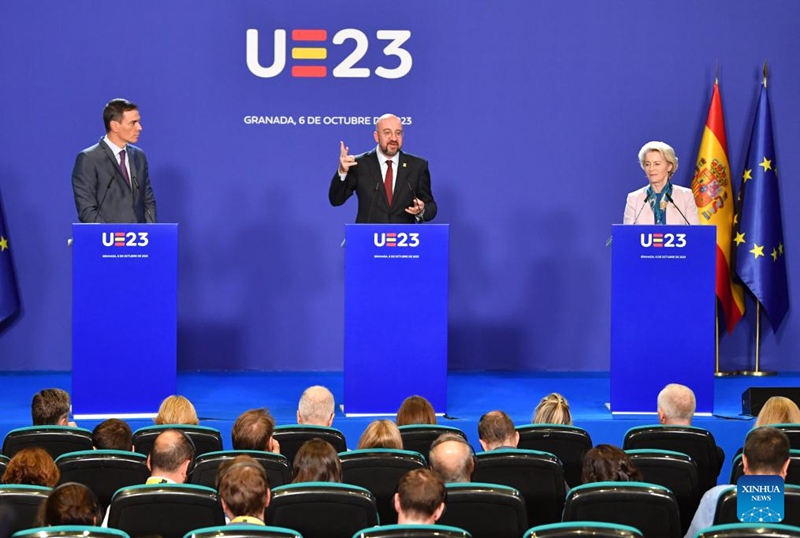 Kaimu Waziri Mkuu wa Hispania Pedro Sanchez (kushoto, jukwaani), Rais wa Baraza la Ulaya Charles Michel (kati, jukwaani) na Rais wa Kamisheni ya Ulaya Ursula von der Leyen (kulia, jukwaani) wakihudhuria mkutano na waandishi wa habari baada ya mkutano wa kilele usio rasmi wa Umoja wa Ulaya (EU) mjini Granada, Hispania, Oktoba 6, 2023. (Xinhua/Lian Yi)