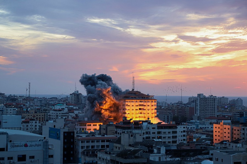 Moshi ukifuka wakati wa shambulizi la anga la Israeli lililolenga ghorofa la makazi katika Mji wa Gaza, Oktoba 7, 2023. (Picha na Rizek Abdeljawad/Xinhua)