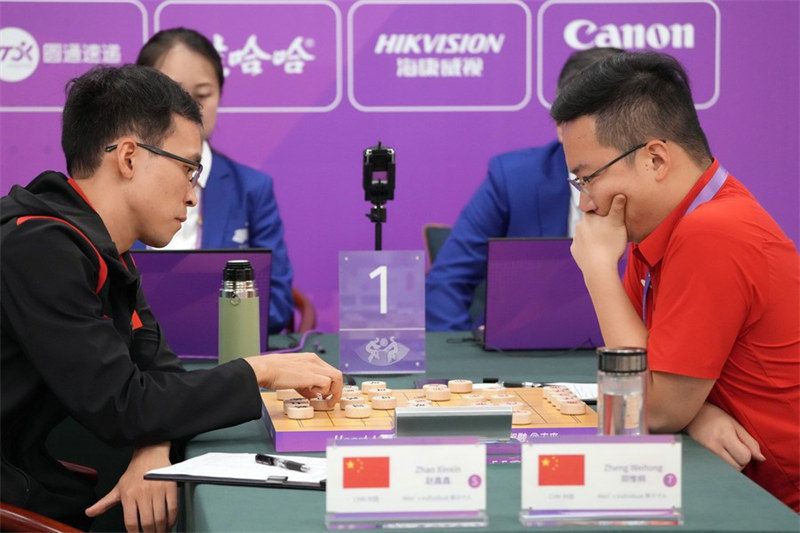 Wachezaji wa China Zhao Xinxin (kushoto) na Zheng Weitongin wakicheza wakati wa fainali ya Mchezo wa Xiangqi kwa wanaume kwenye Michezo ya Asia ya Hangzhou Oktoba 7, 2023. (Xinhua/Han Chuanhao)