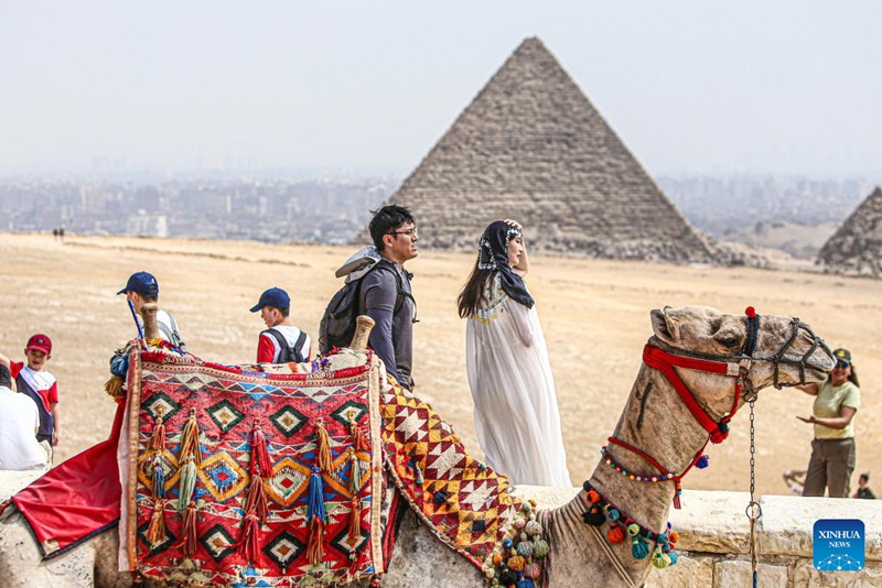 Watalii wa China wakitembelea Piramidi za Giza huko Giza, Misri, Oktoba 4, 2023. (Xinhua/Ahmed Gomaa)