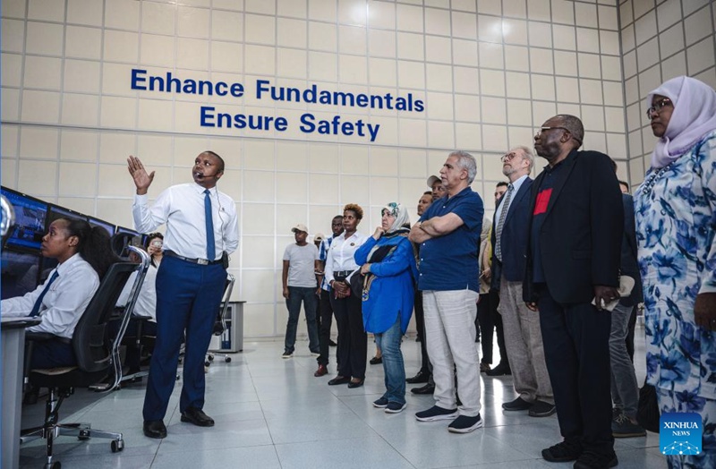 Ujumbe wa mabalozi wanaowakilisha mashirika na nchi zao nchini Kenya ukitembelea kituo cha kuruhusu treni kuondoka katika Stesheni ya Nairobi ya Reli ya Mombasa-Nairobi mjini Nairobi, Kenya, Oktoba 6, 2023. (Xinhua/Wang Guansen)