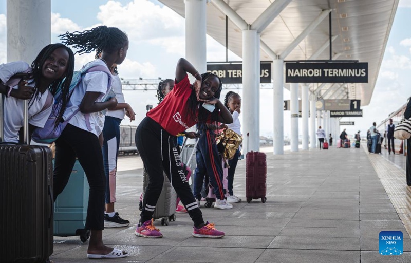 Watoto wakisubiri kupanda treni kwenye Stesheni ya Nairobi ya Reli ya Mombasa-Nairobi mjini Nairobi, Kenya, Oktoba 6, 2023. (Xinhua/Wang Guansen)
