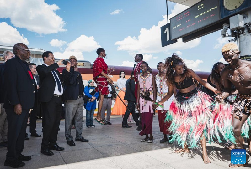 Ujumbe wa mabalozi wanaowakilisha mashirika na nchi zao nchini Kenya ukitazama burudani katika Stesheni ya Nairobi ya Reli ya Mombasa-Nairobi mjini Nairobi, Kenya, Oktoba 6, 2023. (Xinhua/Wang Guansen)