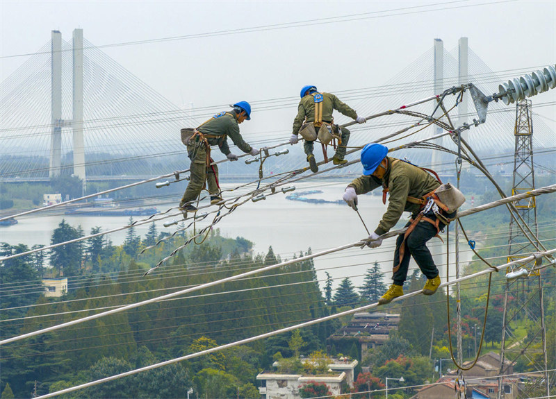 Pilikapilika za mabadiliko ya njia ya umeme wa Bandari Mpya ya Mfereji Mkuu katika Mji wa Huaian, Jiangsu, China