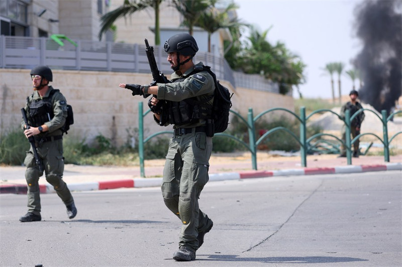 Picha hii iliyopigwa Oktoba 8, 2023 ikionyesha wanajeshi wa Israeli katika mji wa Ofakim, Kusini mwa Israeli. (Ilan Assayag/JINI kupitia Xinhua)