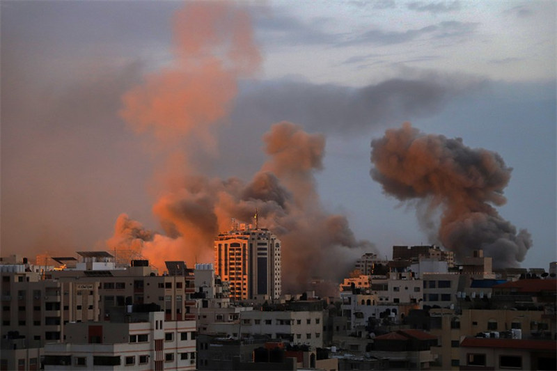 Moshi ukifuka kufuatia shambulizi la anga la Israel katika Mji wa Gaza, Oktoba 9, 2023. (Picha na Rizek Abdeljawad/Xinhua)
