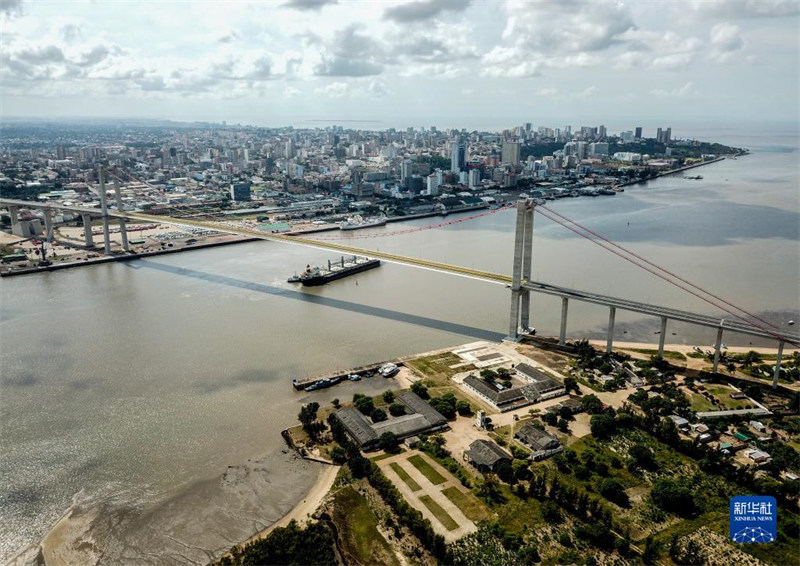 Hii ni picha ya Daraja la Maputo iliyopigwa kwa droni huko Maputo, mji mkuu wa Msumbiji, Aprili 8, Mwaka 2019. Daraja la Maputo, ni daraja kubwa zaidi la kuning’inia, linaloenea kwenye Ghuba ya Maputo. Daraja hilo kwa kiasi kikubwa linawezesha matumizi ya barabara katika pande zote mbili za ghuba hiyo na limekuwa sehemu ya barabara muhimu ya usafirishaji ya Msumbiji ambayo inatoka kusini hadi kaskazini mwa nchi hiyo na kuunganisha Afrika Kusini. 