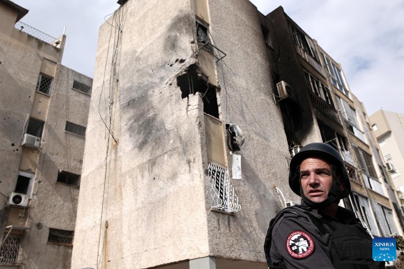 Picha iliyopigwa Oktoba 11, 2023 ikionyesha mwanajeshi akiwa kwenye jengo lililobomolewa katika mashambulizi ya roketi kutoka Gaza, huko Ashkelon, Israel. (Ilan Assayag/JINI kupitia Xinhua)
