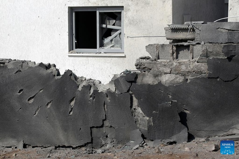 Picha iliyopigwa Oktoba 11, 2023 ikionyesha ukuta uliobomolewa katika mashambulizi ya roketi kutoka Gaza, huko Ashkelon, Israel. (Ilan Assayag/JINI kupitia Xinhua)