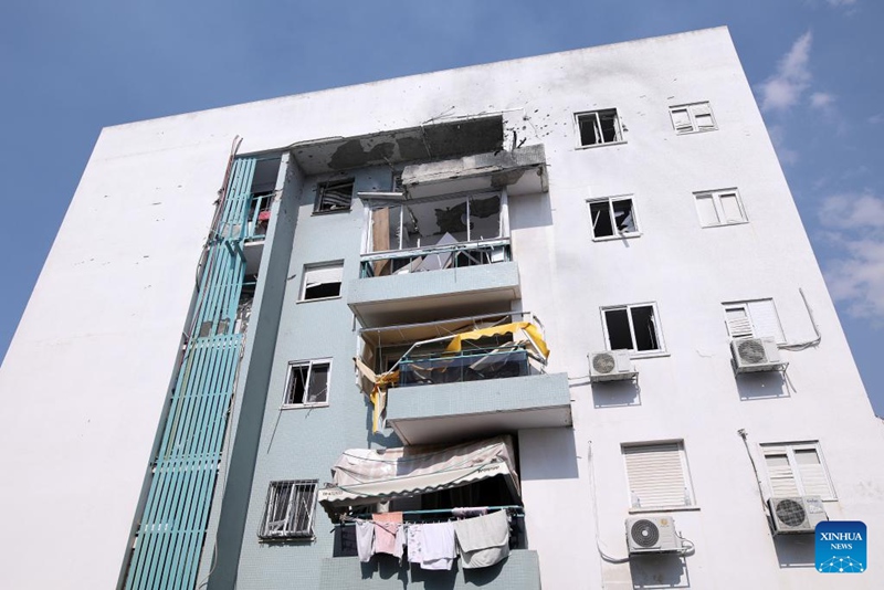 Picha iliyopigwa Oktoba 11, 2023 ikionyesha jengo lililobomolewa katika mashambulizi ya roketi kutoka Gaza, huko Ashkelon, Israel. (Ilan Assayag/JINI kupitia Xinhua)