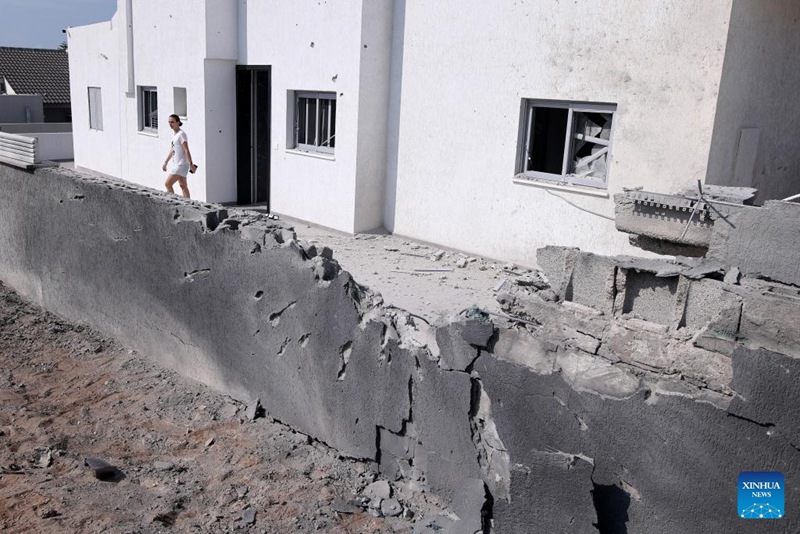 Picha iliyopigwa Oktoba 11, 2023 ikionyesha ukuta uliobomolewa katika mashambulizi ya roketi kutoka Gaza, huko Ashkelon, Israel. (Ilan Assayag/JINI kupitia Xinhua)