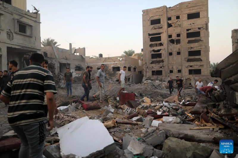 Watu wakikagua majengo yaliyobomolewa na mashambulizi ya anga ya Israel katika Mji wa Khan Younis ulioko Kusini mwa Ukanda wa Gaza, Oktoba 12, 2023. (Picha na Yasser Qudih /Xinhua)