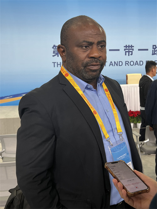 Mwandishi wa Habari Mwandamizi wa Jarida la Uongozi la Nigeria Innocent Oddo akihojiwa na waandishi wa habari wa China.(Picha na Aris/Tovuti ya Gazeti la Umma))