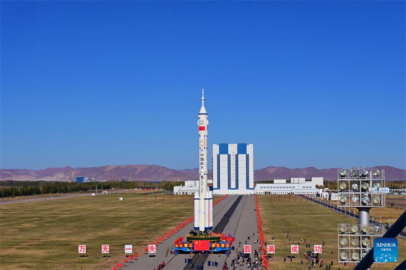 Picha hii iliyopigwa Oktoba 19, 2023 ikionyesha muunganiko wa chombo cha kubeba wanaanga kwenye anga ya juu cha Shenzhou-17 na roketi ya kubeba ya Long March-2F kwa pamoja vikiandaliwa tayari kuhamishwa hadi eneo la kurusha vyombo vya anga ya juu la Kituo cha Urushaji Satelaiti cha Jiuquan, Kaskazini-Magharibi mwa China. (Picha na Wang Jiangbo/Xinhua)