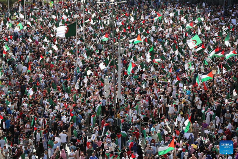 Watu wakishiriki katika maandamano ya kuonyesha hisia zao za kuunga mkono Wapalestina huko Algiers, Algeria, Oktoba 19, 2023. (Xinhua)